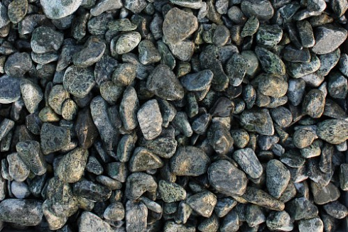 Kamenclub.ru: Щебень галтованный зеленый (змеевик) фр. 20-40 мм.  купить в Новороссийске мрамор зеленый, салатовый оголтованный щебень мраморный 12500 руб/т   фото КАМЕНЬ КЛУБ