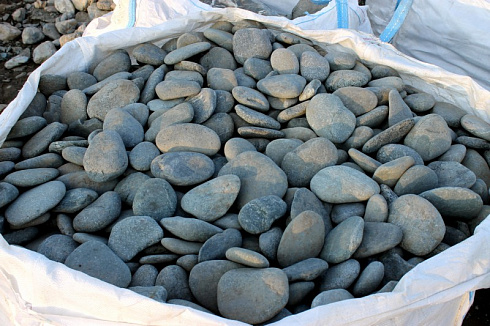 Kamenclub.ru: Галька речная плоская (темно-серая) фр. 70-150 мм. купить  в Новороссийске галечник природный темно-серый серый синий речная плоская природная окатанная  9000 руб/т   фото КАМЕНЬ КЛУБ
