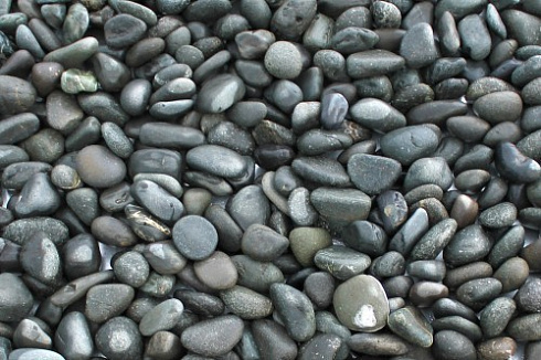 Kamenclub.ru: Галька речная окат (темно-серая) фр. 70-150 мм. купить  в Новороссийске галька речная темно-серая, синяя, серая речная галька округлая  8000 руб/т   фото КАМЕНЬ КЛУБ