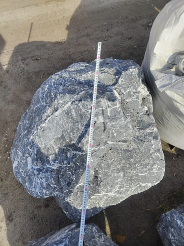 Kamenclub.ru: Черный мрамор скальник фр. 1000-1500 мм.  купить в Новороссийске мрамор черный белый серый крупный колотый валун ландшафтный 9000 руб/т   фото КАМЕНЬ КЛУБ