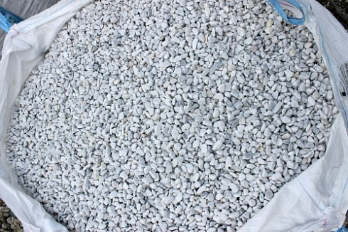 Kamenclub.ru: Мраморная крошка (щебень галтованный белый) фр.10-20 мм.  купить в Новороссийске мрамор белый, молочный, айвори окатанный округлый декоративный ландшафтный щебень 17000 руб/т   фото КАМЕНЬ КЛУБ