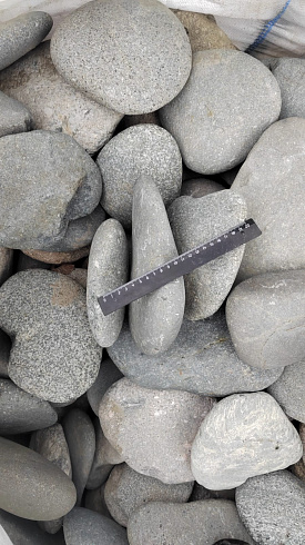 Kamenclub.ru: Галька речная плоская (темно-серая) фр. 70-150 мм. купить  в Новороссийске галечник природный темно-серый серый синий речная плоская природная окатанная  9000 руб/т   фото КАМЕНЬ КЛУБ