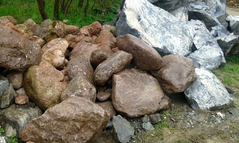 Kamenclub.ru: Конгломераты фр. 300-1000 мм.  купить в Новороссийске кварц мрамор диабаз коричневый, серый зеленоватый речной валун крупный 6500 руб/т   фото КАМЕНЬ КЛУБ