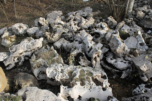 Kamenclub.ru: Выветренный известняк (степной) фр. 500-1500 мм.  купить в Новороссийске    10000 руб/т   фото КАМЕНЬ КЛУБ