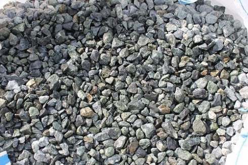 Kamenclub.ru: Щебень крошка зеленый (змеевик) фр. 20-40 мм.  купить в Новороссийске мрамор зеленый, салатовый ландшафтная мраморная крошка 8500 руб/т   фото КАМЕНЬ КЛУБ