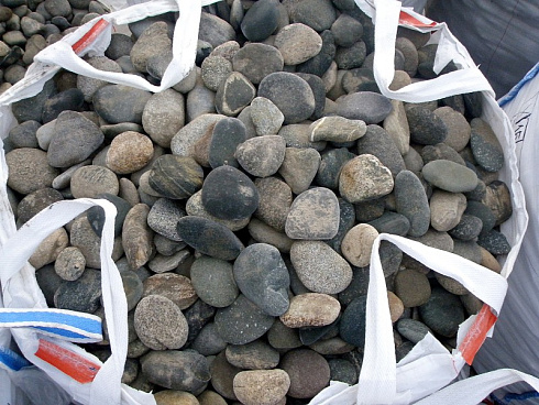 Kamenclub.ru: Галька речная плоская (ассорти) фр. 100-200-300 мм. купить  в Новороссийске галька плоская разноцветная серый белый темно-серый синий речная галька ландшафтная 8000 руб/т   фото КАМЕНЬ КЛУБ