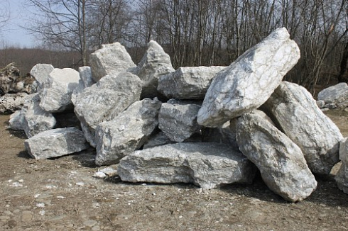 Kamenclub.ru: Мраморизированный известняк фр.500-1500 мм.  купить в Новороссийске    10000 руб/т   фото КАМЕНЬ КЛУБ