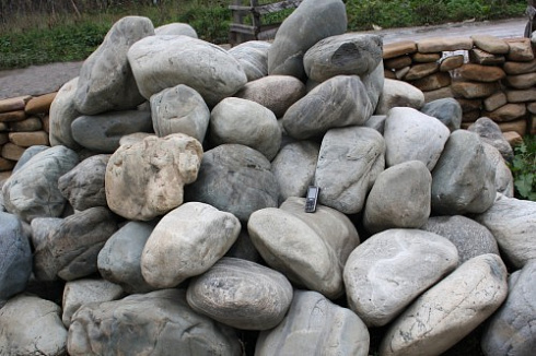 Kamenclub.ru: Речной валун Кабанчик фр.300-500 мм.  купить в Новороссийске крупный природный камень галька серый, темно-серый речной валун галечник масштабный 7000 руб/т   фото КАМЕНЬ КЛУБ
