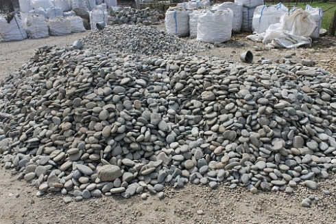 Kamenclub.ru: Галька речная плоская (ассорти) фр. 70-150 мм. купить  в Новороссийске галька галечник серый белый темно-серый синий светло-серый плоская природная галька  9000 руб/т   фото КАМЕНЬ КЛУБ