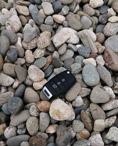 Kamenclub.ru: Галька горная речная окат (цветная) фр. 20-40 мм. купить  в Новороссийске галька речная серый синий бежевый белый окатанная речная галька ландшафтная 6800 руб/т   фото КАМЕНЬ КЛУБ