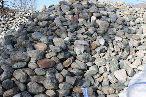 Kamenclub.ru: Ландшафтные валунчики фр.100-500 мм.  купить в Новороссийске крупный природный камень серый, темно-серый, светло-серый речной валун крупный 4800 руб/т   фото КАМЕНЬ КЛУБ