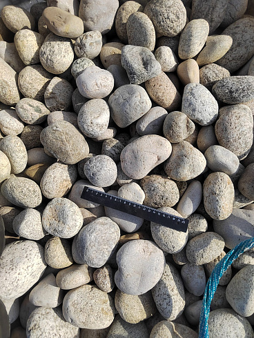 Kamenclub.ru: Галька речная окат (серо-белая) фр. 70-120 мм купить  в Новороссийске галька галечник бело-серая, серо-белая, серая, белая речная природная галька  8000 руб/т   фото КАМЕНЬ КЛУБ