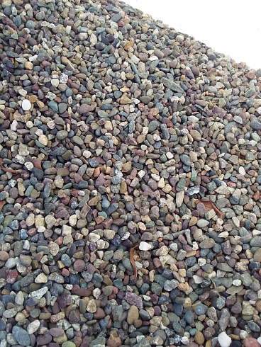 Kamenclub.ru: Галька речная окат цветная фр.5-10 мм. купить  в Новороссийске галька речная белый, серый, красноватый, синий, темно-серый речная окатанная галька декоративная 6800 руб/т   фото КАМЕНЬ КЛУБ