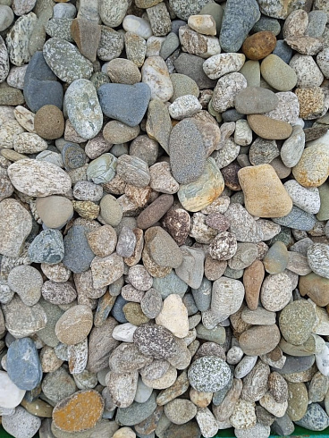 Kamenclub.ru: Галька горная речная окат (цветная) фр. 20-40 мм. купить  в Новороссийске галька речная серый синий бежевый белый окатанная речная галька ландшафтная 6800 руб/т   фото КАМЕНЬ КЛУБ