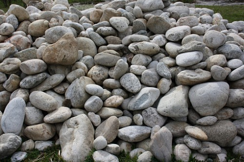 Kamenclub.ru: Бело-серый валунчик фр.100-300 мм.  купить в Новороссийске крупный камень для ландшафта серый, белый бело-серый валун крупная галька 4500 руб/т   фото КАМЕНЬ КЛУБ