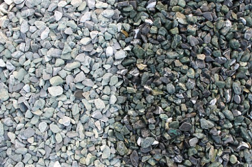 Kamenclub.ru: Мраморная крошка (щебень галтованный микс:зеленый-черный) фр.10-20 мм.  купить в Новороссийске мрамор зеленый, черный декоративные ландшафтные окатанные округлые камни щебня 14500 руб/т   фото КАМЕНЬ КЛУБ