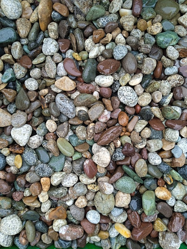 Kamenclub.ru: Галька горная речная окат (цветная) фр. 20-40 мм. купить  в Новороссийске галька речная серый синий бежевый белый окатанная речная галька ландшафтная 6800 руб/т   фото КАМЕНЬ КЛУБ