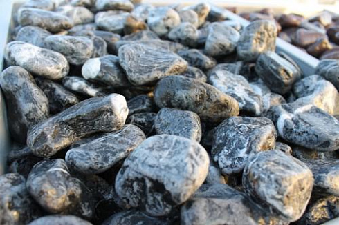 Kamenclub.ru: Щебень галтованный черный (мрамор) фр.20-40 мм.  купить в Новороссийске мрамор черный с белыми прожилками мрамор окатанный округлый 15000 руб/т   фото КАМЕНЬ КЛУБ