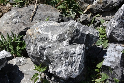 Kamenclub.ru: Черный мрамор скальник фр. 1000-1500 мм.  купить в Новороссийске мрамор черный белый серый крупный колотый валун ландшафтный 9000 руб/т   фото КАМЕНЬ КЛУБ