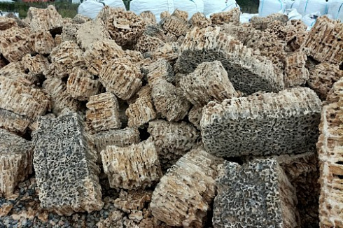 Kamenclub.ru: Крымский природный меотис фр. 100-500 мм.  купить в Новороссийске меотис бежевый рыжий молочный желтый ракушечник 4 500 руб/т   фото КАМЕНЬ КЛУБ