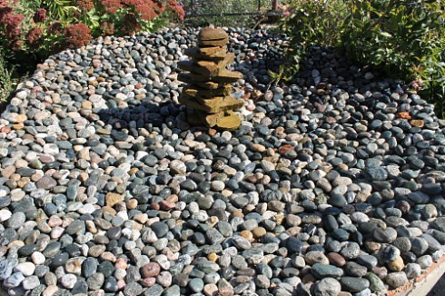 Kamenclub.ru: Галька окат (цветная картошка) фр. 50-100 мм. купить  в Новороссийске галька природная окатанная серый белый цветной синий темно-серый коричневый округлый галечник окатанный 6800 руб/т   фото КАМЕНЬ КЛУБ