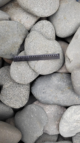Kamenclub.ru: Галька речная плоская (темно-серая) фр. 70-150 мм. купить  в Новороссийске галечник природный темно-серый серый синий речная плоская природная окатанная  9000 руб/т   фото КАМЕНЬ КЛУБ