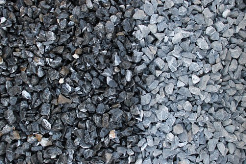 Kamenclub.ru: Щебень крошка черный (мрамор) фр. 10-20 мм.  купить в Новороссийске мрамор черный с белыми прожилками, черный, белый каменная ландшафтная декоративная крошка щебня 11000 руб/т   фото КАМЕНЬ КЛУБ