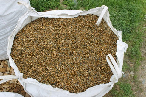 Kamenclub.ru: Галька окат (серо-желтая) фр.10-20 мм. купить  в Новороссийске галька серо-желтая, рыжая, серый речная окатанная округлая галька 5000 руб/т   фото КАМЕНЬ КЛУБ