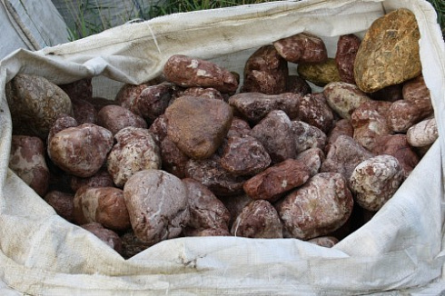 Kamenclub.ru: Розовый валунчик фр.100-300 мм.  купить в Новороссийске крупный природный камень розовый, серый молочный красный речной галечник природный 7850 руб/т   фото КАМЕНЬ КЛУБ