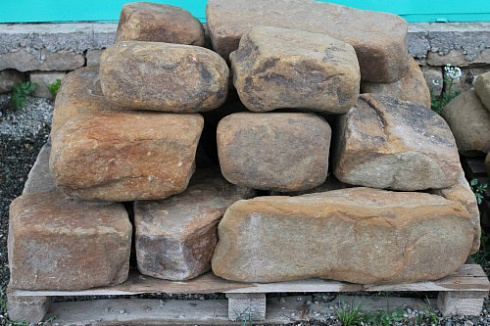 Kamenclub.ru: Песчаник для строительства и кладки (фр. 200-400 мм)  купить в Новороссийске песчаник бежевый серый рыжий желтый блоки для строительства из песчаника 6500 руб/т   фото КАМЕНЬ КЛУБ