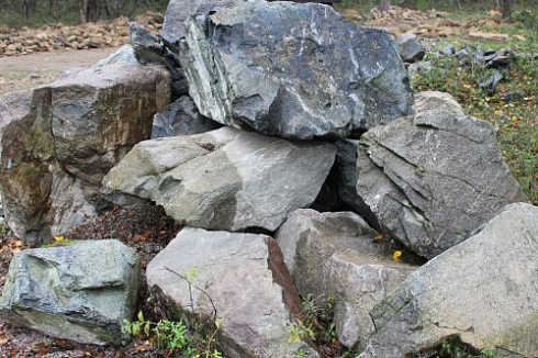 Kamenclub.ru: Змеевик скальник фр. 500-1500 мм.  купить в Новороссийске змеевик зеленый серый черный глыба скальная колотая 7500 руб/т   фото КАМЕНЬ КЛУБ