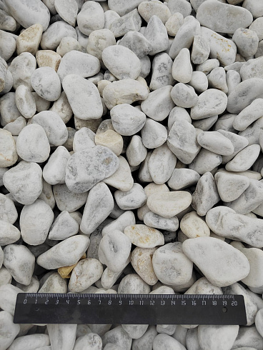 Kamenclub.ru: Мраморная крошка (щебень галтованный белый) фр.40-70 мм.  купить в Новороссийске мрамор белый молочный айвори окатанный округлый природный камень 17000 руб/т   фото КАМЕНЬ КЛУБ
