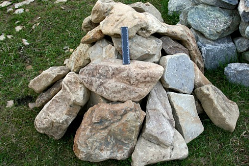 Kamenclub.ru: Песчаник декоративный ландшафтный (фр. 300-500 мм)  купить в Новороссийске песчаник желтый рыжий серый зеленый валун речной окатанный природный песчаника 4 500 руб/т   фото КАМЕНЬ КЛУБ