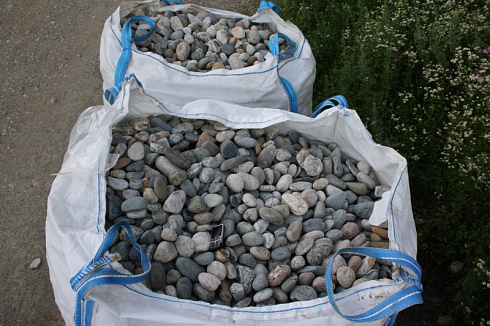 Kamenclub.ru: Галька речная окат (серая) фр.40-60 мм купить  в Новороссийске галька речная серый бежевый рыжий коричневый округлый речной камень 5000 руб/т   фото КАМЕНЬ КЛУБ