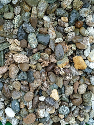 Kamenclub.ru: Галька горная речная окат (цветная) фр. 20-40 мм. купить  в Новороссийске галька речная серый синий бежевый белый окатанная речная галька ландшафтная 6800 руб/т   фото КАМЕНЬ КЛУБ
