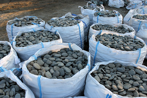 Kamenclub.ru: Галька речная плоская (темно-серая) фр. 100-200-300 мм. купить  в Новороссийске галька речная плоская темно-серый, серый, синий речной галечник плоский 9000 руб/т   фото КАМЕНЬ КЛУБ