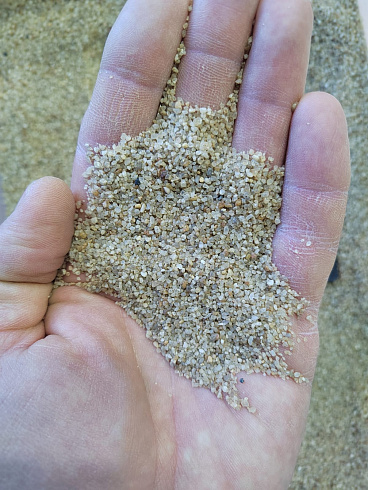 Кварцевый песок для площадок фр. 0,6-1,2 мм.  купить в Новороссийске фото Камень Клуб