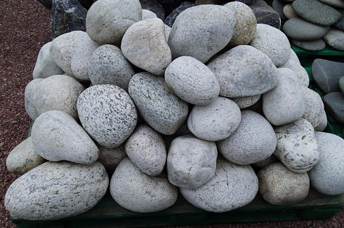 Kamenclub.ru: Бело-серый валунчик фр.100-300 мм.  купить в Новороссийске крупный камень для ландшафта серый, белый бело-серый валун крупная галька 4500 руб/т   фото КАМЕНЬ КЛУБ