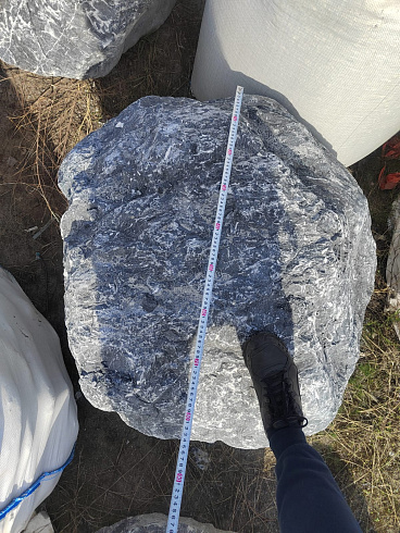 Kamenclub.ru: Черный мрамор скальник фр. 1000-1500 мм.  купить в Новороссийске мрамор черный белый серый крупный колотый валун ландшафтный 9000 руб/т   фото КАМЕНЬ КЛУБ