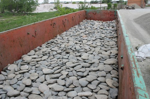 Kamenclub.ru: Галька речная плоская (ассорти) фр. 100-200-300 мм купить  в Новороссийске галька галечник природный серый, белый темно-серый синий рыжий светло-серый природная галька плоская крупная 8000 руб/т   фото КАМЕНЬ КЛУБ