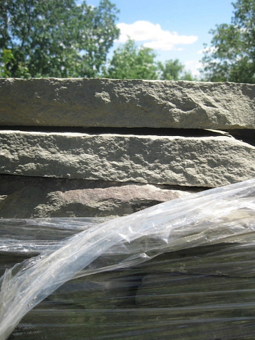 Kamenclub.ru: Песчаник пластушка серо-зеленый (1,5 см)  купить в Новороссийске плитняк - пластушка серо-зеленый, серый, зеленый пластушка рваная ландшафтная колотая 10200 руб/м3   фото КАМЕНЬ КЛУБ