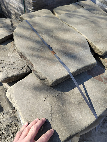 Kamenclub.ru: Песчаник пластушка светло-серый (3,0 см)  купить в Новороссийске песчаник светло-серый, серый песчаник рваный ландшафтный колотый 13800 руб/м3   фото КАМЕНЬ КЛУБ