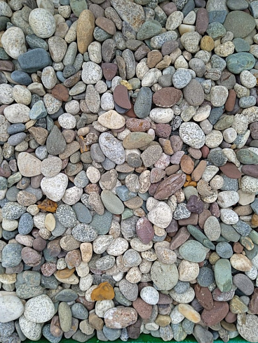 Kamenclub.ru: Галька горная речная окат (цветная) фр. 20-40 мм. купить  в Новороссийске галька речная серый синий бежевый белый окатанная речная галька ландшафтная 6800 руб/т   фото КАМЕНЬ КЛУБ