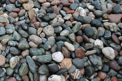 Kamenclub.ru: Галька горная речная окат (цветная) фр. 20-40 мм. купить  в Новороссийске галька речная серый синий бежевый белый окатанная речная галька ландшафтная 6800 руб/т   фото КАМЕНЬ КЛУБ