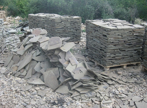 Kamenclub.ru: Песчаник пластушка серо-зеленый (1,5 см)  купить в Новороссийске плитняк - пластушка серо-зеленый, серый, зеленый пластушка рваная ландшафтная колотая 10200 руб/м3   фото КАМЕНЬ КЛУБ