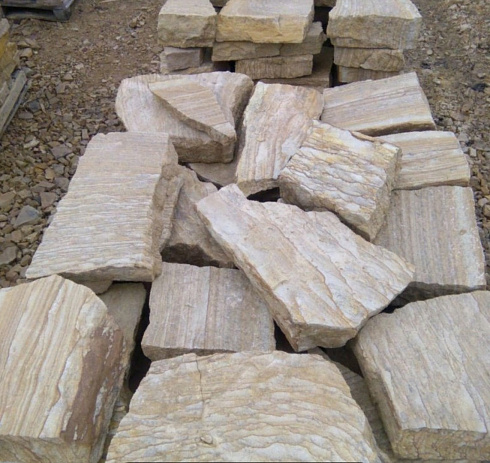 Kamenclub.ru: Песчаник пластушка желтый с рисунком (7-15 см)  купить в Новороссийске плитняк - пластушка - бут желтый песчаник 10200 руб/м3   фото КАМЕНЬ КЛУБ