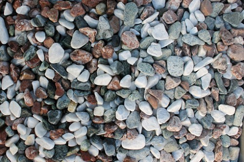 Kamenclub.ru: Мраморная крошка (щебень галтованный микс:белый-зеленый-розовый) фр.20-40 мм.  купить в Новороссийске мрамор белый, зеленый, розовый мрамор декоративный (галтовка) 15500 руб/т   фото КАМЕНЬ КЛУБ