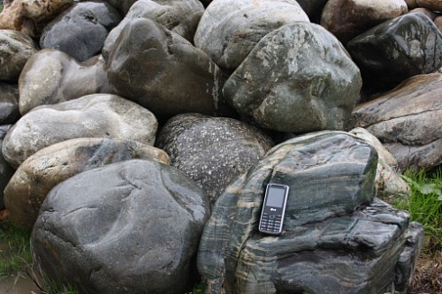 Kamenclub.ru: Речной валун Кабанчик фр.300-500 мм.  купить в Новороссийске крупный природный камень галька серый, темно-серый речной валун галечник масштабный 7000 руб/т   фото КАМЕНЬ КЛУБ