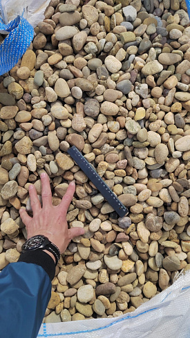 Kamenclub.ru: Галька речная окат рыжая фр. 20-40 мм. купить  в Новороссийске галька речная окатанная рыжая желтая серая округлая речная галька 5000 руб/т   фото КАМЕНЬ КЛУБ