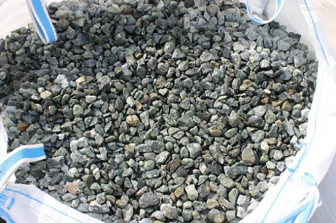 Kamenclub.ru: Щебень крошка зеленый (змеевик) фр. 20-40 мм.  купить в Новороссийске мрамор зеленый, салатовый ландшафтная мраморная крошка 8500 руб/т   фото КАМЕНЬ КЛУБ